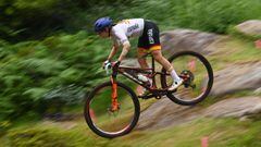La espa&ntilde;ola Rocio del Alba Garcia Martinez montando su bici en la prueba de mountain bike Cross Country en los Juegos Ol&iacute;mpicos de Tokio 2020 que transcurr&iacute;a por el trazado del monte Izu. El 27 de julio del 2021. 