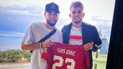 El jugador colombiano Luis Díaz cambia de look al terminar la temporada con Liverpool.