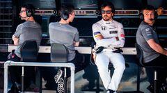 Alonso en el muro de McLaren. 