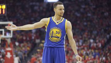 Curry suffers knee sprain, faces two-week layoff