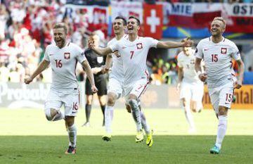 Poland hold their nerves to book their place in the quarter final