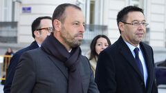 Barcelona's former president Sandro Rosell (L) and Barcelona's president Josep Maria Bartomeu arrive to attend Spain's national court in Madrid on February 1, 2016. A Spanish judge on May 13, 2015 ordered Barcelona football club to stand trial over alleged tax fraud linked to the signing of Brazilian star striker Neymar. The National Court in Madrid ordered the trial of Barca's president Josep Maria Bartomeu, his predecessor Sandro Rosell and the club as a defendant in its own right.   AFP PHOTO/ JAVIER SORIANO