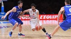 Serbia&#039;s point guard Milos Teodosic (C) dribbles through Czech Republic&#039;s power forward Jan Vesely (L) and Czech Republic&#039;s small forward Pavel Pumprla during the round of 8 basketball match between Serbia and the Czech Republic at the Euro