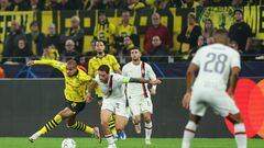 Dortmund (Germany), 04/10/2023.- Dortmund's Donyell Malen (L) and Milan's Davide Calabria (R) in action during the UEFA Champions League Group F match between Borussia Dortmund and AC Milan in Dortmund, Germany, 04 October 2023. (Liga de Campeones, Alemania, Rusia) EFE/EPA/CHRISTOPHER NEUNDORF
