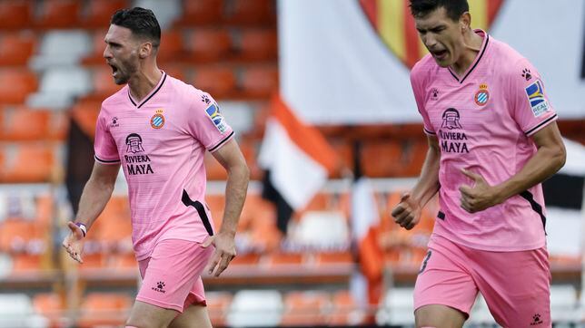 El PSV se cuela en la lucha del Almería por César Montes
