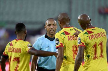 Angolan referee Helder Martins Rodrigues de Carvalho (2nd-L) speaks to Benin players during the 2019 Africa Cup of Nations (CAN) Round of 16 football match between Morocco and Benin at the Al-Salam Stadium in the Egyptian capital Cairo on July 5, 2019. (P