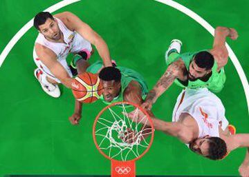 Brazil's Leandro Barbosa, center, drives to the basket between Spain's Felipe Reyes, left, and Pau Gasol (4) during a men's basketball game at the 2016 Summer Olympics in Rio de Janeiro