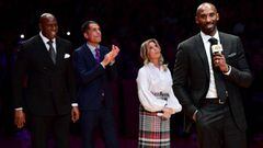Kobe Bryant, durante la retirada de su camiseta con Magic Johnson, Rob Pelinka y Jeannie Buss