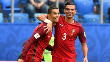 Portugal&#039;s forward Cristiano Ronaldo (L) celebrates with Portugal&#039;s defender Pepe after scoring a penalty during the 2017 Confederations Cup group A football match between New Zealand and Portugal at the Saint Petersburg Stadium in Saint Petersburg on June 24, 2017. / AFP PHOTO / Mladen ANTONOV