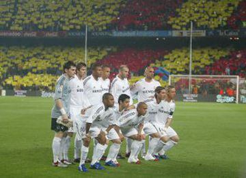 El último once de Zidane en el Camp Nou. De pie, y de izquierda a derecha posan Casillas, Beckham, Baptista, Ronaldo, Zidane y Raúl Bravo. Agachados, y en el mismo orden: Robinho, Cicinho, Roberto Carlos, Sergio Ramos y Guti.