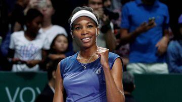 La tenista estadounidense Venus Williams celebrando la victoria frente a la francesa Caroline Garcia en el WTA de Singapur.