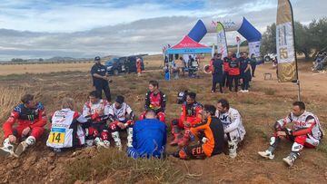 Pilotos de motos esperan a poder correr en el Rally de Andalucía.
