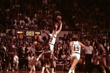 Considerado que es uno de los partidos más dramáticos y uno de los mejores en la historia de las finales de la NBA. El Juego 5 de la serie entre Boston Celtics y los Phoenix Suns en 1975 tuvo tres prórrogas hasta que apareció Glenn McDonald, que había tenido poca participación en la temporada, con un triple de último segundo que le dio un valioso triunfo a los Celtics.