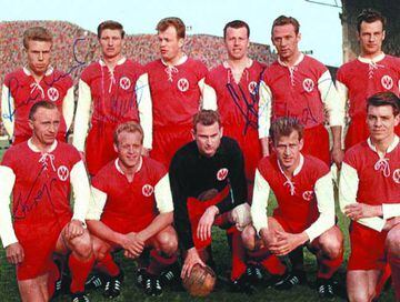 El once del Eintracht que jugó la final de 1960 ante el Madrid. En la fila superior figuran Lindner, Lutz, Höfer, Stein, Pfaff y Meier. Agachados, Kress, Weilbächer, Loy, Stinka y Eigenbrodt.