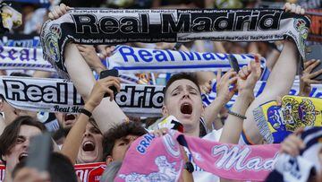 Aficionados del Real Madrid celebrando la Decimocuarta. 