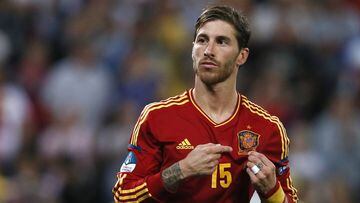 Sergio Ramos celebra un gol señalando el escudo de España.