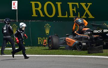 Daniel Ricciardo sale de su coche tras el accidente con Kevin Magnussen.