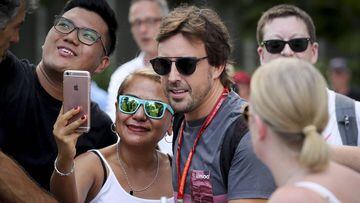 Fernando Alonso fotografi&aacute;ndose con los fans.