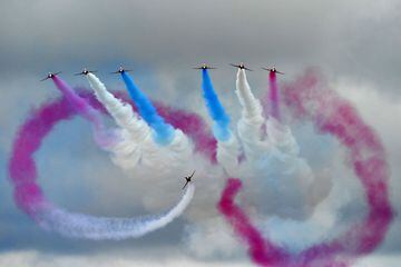 Miembros de la British Royal Air Force realizan una exhibición aérea con los colores de la bandera británica.