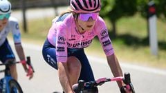 La ciclista neerlandesa Annemiek Van Vleuten rueda con la maglia rosa de líder durante la décima etapa del Giro de Italia Femenino.