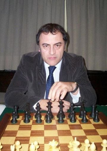 Fue el primer ajedrecista chileno que obtuvo el título de Gran Maestro Internacional. Varias veces ha sido el mejor jugador latinoamericano.