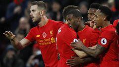 Liverpool golea en casa y toma el liderato de la Premier League