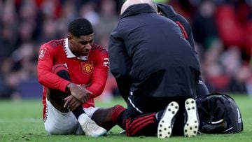 Marcus Rashford, jugador del Manchester United, es atendido sobre el césped por los servicios médicos ante el Fulham.