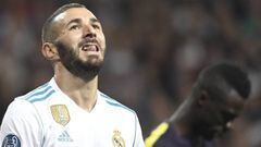 Real Madrid&#039;s French forward Karim Benzema reacts during the UEFA Champions League group H football match Real Madrid CF vs Tottenham Hotspur FC at the Santiago Bernabeu stadium in Madrid on October 17, 2017. / AFP PHOTO / GABRIEL BOUYS