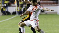Rodrigo Mora pelea un bal&oacute;n con Ernesto Cristaldo durante el encuentro de Copa Libertadores entre The Strongest y River Plate.