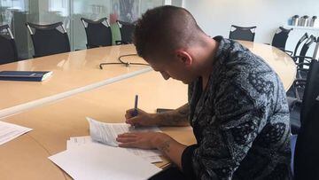 Verratti firmando su contrato con el PSG
