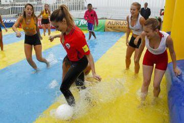 Las candidatas a reina del Festival de Viña participan en un partido de futbol acuatico realizado en la av Peru. 