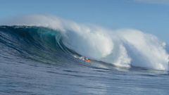 Alex Gray surfeando las olas gigantes de Cortes Banks en el Pac&iacute;fico.