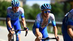El ciclista británico del BikeExchange Simon Yates compite durante la novena etapa de La Vuelta entre Villaviciosa y Les Praeres