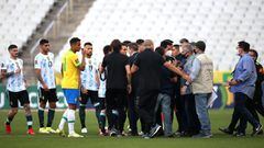 Agentes de la Agencia Nacional de Vigilancia Sanitaria brasile&ntilde;a (ANVISA) que intentaron detener a cuatro jugadores de Argentina durante un partido con Brasil en Sao Paulo