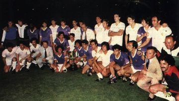 Los jugadores del Real Madrid y el Castilla posan juntos con el trofeo de la Copa del Rey tras la final de 1980 disputada en el Bernabéu.