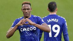 Yerri Mina celebra su gol al Brighton con James a su espalda.