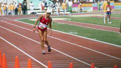Gabriela Andersen-Schies intenta llegar a la meta en la marat&oacute;n de los Juegos Ol&iacute;mpicos de Los &Aacute;ngeles. 