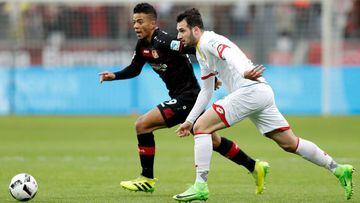 Leverkusen (Germany), 06/03/2013.- Leverkusen&#039;s Benjamin Henrichs in action against Mainz&#039;s Levin Mete Oetzunali during the German Bundesliga soccer match between Bayer Leverkusen and FSV Mainz 05 in Leverkusen, Germany, 25 February 2017. (Alemania) EFE/EPA/FRIEDEMANN VOGEL EMBARGO CONDITIONS - ATTENTION: Due to the accreditation guidelines, the DFL only permits the publication and utilisation of up to 15 pictures per match on the internet and in online media during the match.