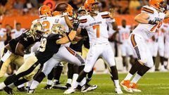 CLEVELAND, OH - AUGUST 10: Quarterback DeShone Kizer #7 of the Cleveland Browns passes while under pressure from linebacker Adam Bighill #99 of the New Orleans Saints during the second half of a preseason game at FirstEnergy Stadium on August 10, 2017 in Cleveland, Ohio. The Browns defeated the Saints 20-14.   Jason Miller/Getty Images/AFP == FOR NEWSPAPERS, INTERNET, TELCOS &amp; TELEVISION USE ONLY ==