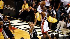 Ray Allen anota el triple para forzar la pr&oacute;rroga durante el sexto partido de las Finales de la NBA 2013, que enfrentaron a Miami Heat y a San Antonio Spurs