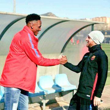Yerry Mina se saluda con Lio Messi 