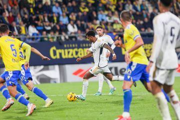 El jugador del Real Madrid, Rodrygo, dispara para anotar el 0-2 al Cádiz. 