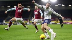 27 January 2021, United Kingdom, Burnley: Aston Villa&#039;s Jack Grealish (R) and Burnley&#039;s Josh Brownhill battle for the ball during the English Premier League soccer match between Burnley and Aston Villa at Turf Moor. Photo: Carl Recine/PA Wire/dp