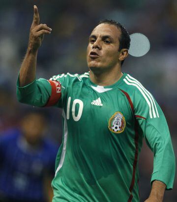 El jugador participó en tres Mundiales (1998, 2002 y 2010). Es el tercer máximo goleador de la historia de la selección mexicana con 38 goles en 119 partidos. 