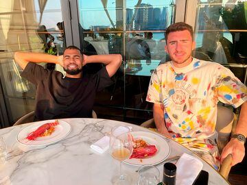 Të dy lojtarët shkuan në një restorant të njohur në Doha për të ngrënë një oriz të shijshëm me karavidhe.
