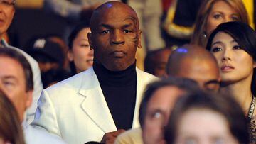 El exboxeador Mike Tyson presencia una pelea de Floyd Mayweather en el MGM Grand Garden Arena de Las Vegas.