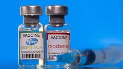 En esta imagen de ilustraci&oacute;n, tomada el 19 de marzo de 2021, se ven viales con etiquetas de vacunas contra la enfermedad por coronavirus Pfizer-BioNTech y Moderna (COVID-19). 