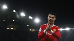 Soccer Football - Premier League - Manchester United v Arsenal - Old Trafford, Manchester, Britain - December 2, 2021 Manchester United&#039;s Cristiano Ronaldo applauds fans after he was substituted REUTERS/Phil Noble EDITORIAL USE ONLY. No use with unau