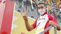 El ciclista Fernando Barcel&oacute; saluda a la c&aacute;mara de AS antes de la cuarta etapa de la Vuelta a Espa&ntilde;a 2020 entre Garray y Ejea de los Caballeros.