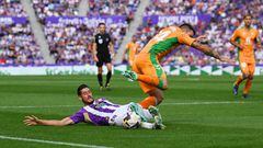 VALLADOLID, SPAIN - OCTOBER 09: Sergio Escudero of Real Valladolid CF challenges Aitor Ruibal of Real Betis during the LaLiga Santander match between Real Valladolid CF and Real Betis at Estadio Municipal Jose Zorrilla on October 09, 2022 in Valladolid, Spain. (Photo by Octavio Passos/Getty Images)